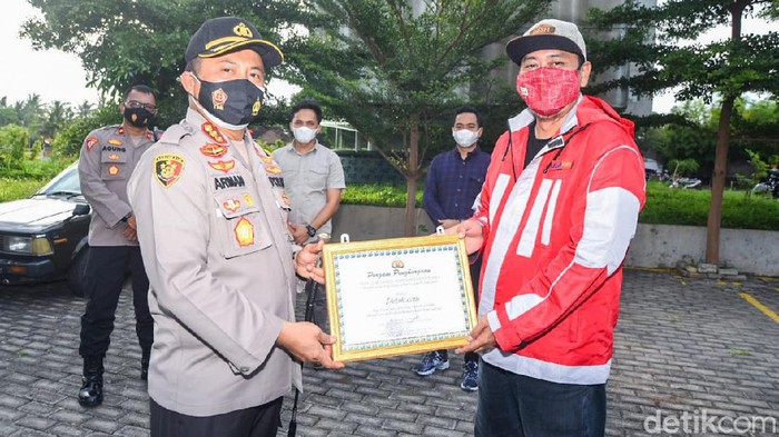 Polresta Banyuwangi memberikan penghargaan kepada media yang telah berkontribusi dalam memberikan edukasi terkait COVID-19 di Banyuwangi. Salah satunya adalah detikcom.