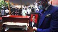 Okky Bisma adalah jenazah pertama yang berhasil diidentifikasi tim Disaster Victim Identification (DVI) RS Polri, Selasa (12/1/2021). AP Photo