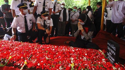 Suasana Haru Pemakaman Pramugara Sriwijaya Air Okky Bisma