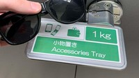 Kunci toilet di Jepang ini merangkap sebagai tempat meletakkan barang. Jadi, ini membuat pengunjung tak ketinggalan barangnya di toilet. (dok Bored Panda)