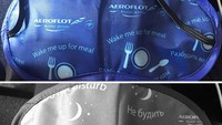 Masker mata maskapai ini kreatif. Penumpang bisa memilih apa ingin dibangunkan saat makanan tiba atau tidak. (dok Bored Panda)