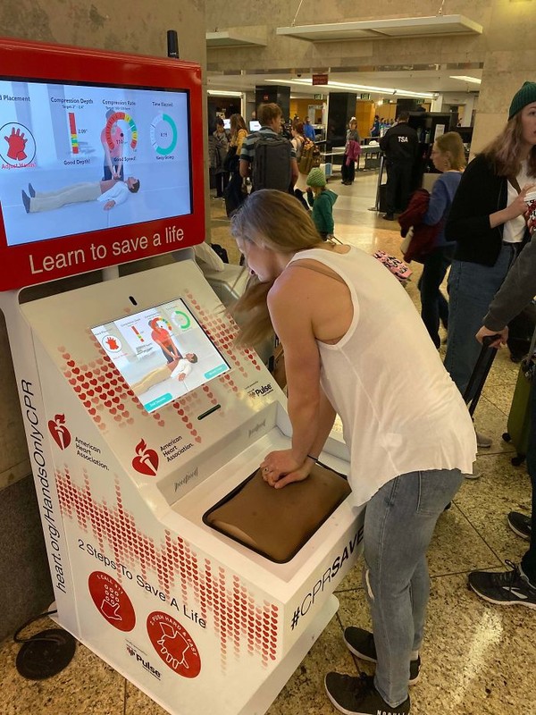 Di sebuah bandara terdapat mesin interaktif yang mengajarkan siapapun latihan penyelamatan pertama CPR. Siapapun bisa belajar nih! (dok Bored Panda) Di sebuah bandara terdapat mesin interaktif yang mengajarkan siapapun latihan penyelamatan pertama CPR. Siapapun bisa belajar nih! (dok Bored Panda)