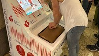 Di sebuah bandara terdapat mesin interaktif yang mengajarkan siapapun latihan penyelamatan pertama CPR. Siapapun bisa belajar nih! (dok Bored Panda)