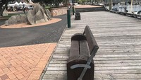 Sandaran bangku di pantai ini bisa maju mundur. Jadi pengunjung bisa memilih ingin menghadap pantai atau membelakangi pantai. (dok Bored Panda)