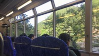 Bangku kereta Jepang yang menghadapa ke jendela, hinggga memudahkan penumpang yang ingin melihat pemandangan. (dok Bored Panda)