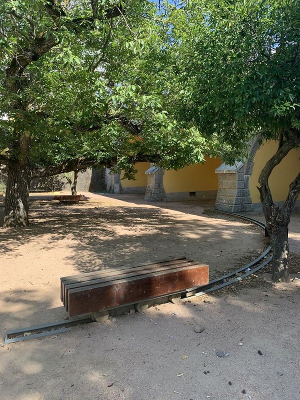 Ada bangku di pantai yang punya rel. Jadi jika panas, pengunjung bisa bergeser-geser ke tempat teduh. (dok Bored Panda) Ada bangku di pantai yang punya rel. Jadi jika panas, pengunjung bisa bergeser-geser ke tempat teduh. (dok Bored Panda)