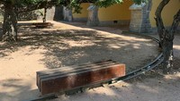 Ada bangku di pantai yang punya rel. Jadi jika panas, pengunjung bisa bergeser-geser ke tempat teduh. (dok Bored Panda)