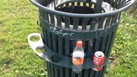 Di Norwegia, mereka punya kebijakan memberikan uang bagi yang mendaur ulang botol atau kaleng. Banyak tempat sampah di sana yang punya pegangan botol seperti ini agar tunawisma tak perlu mengacak sampah untuk mencari botol. (dok Bored Panda)