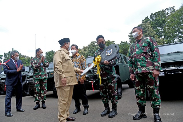 Prabowo Serahkan Maung Buatan Pindad ke KASAD Prabowo Serahkan Maung Buatan Pindad ke KASAD