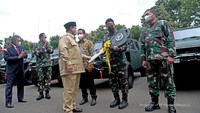 Menteri Pertahanan RI Prabowo Subianto secara simbolis menyerahkan 40 unit Kendaraan ringan taktis Maung buatan PT Pindad (Persero) kepada Kepala Staf TNI Angkatan Darat, Jenderal TNI Andika Perkasa pada Rapat Pimpinan (Rapim) Kementerian Pertahanan pada Rabu, 13 Januari 2021 di Kemhan, Jakarta. dok. PT Pindad. Dok. Pindad