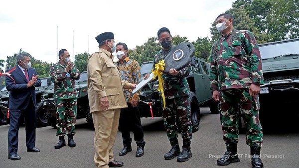 Prabowo Serahkan 40 Unit Maung Buatan Pindad ke TNI AD