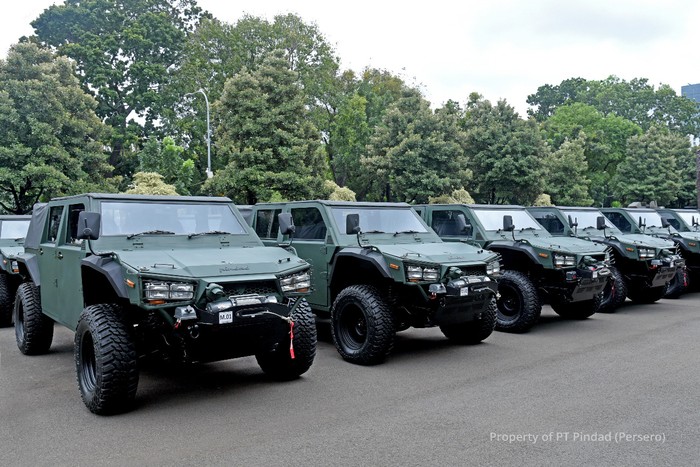 Prabowo Serahkan Maung Buatan Pindad ke KASAD