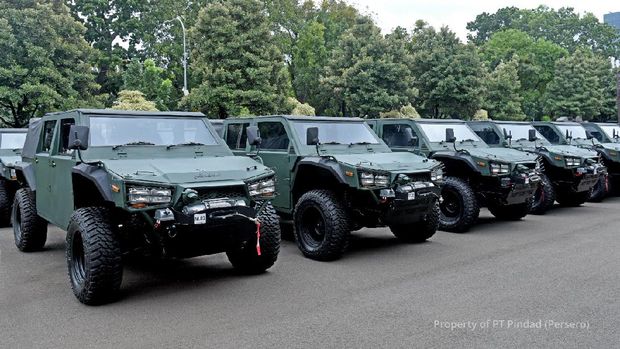 Prabowo Serahkan Maung Buatan Pindad ke KASAD