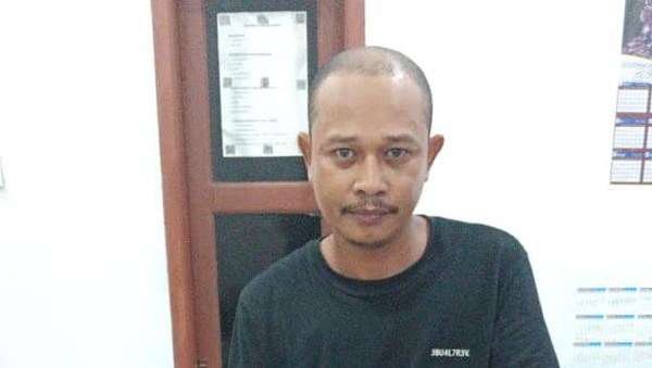 Pria bernama Hasbi (35) di Kabupaten Sinjai yang ditangkap polisi akibat tega merampas kalung emas di leher ibunya sendiri (dok. Istimewa).