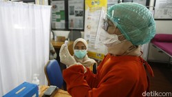 Penyuntikan vaksin Corona dari Sinovac telah dimulai di Indonesia. Seperti di Puskesmas Cilandak, petugas sudah memulai memberikan vaksin kepada masyarakat.