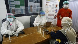 Penyuntikan vaksin Corona dari Sinovac telah dimulai di Indonesia. Seperti di Puskesmas Cilandak, petugas sudah memulai memberikan vaksin kepada masyarakat.