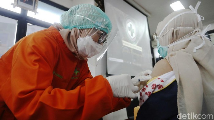 Penyuntikan vaksin Corona Sinovac telah dimulai di Indonesia. Seperti di Puskesmas Cilandak, petugas sudah memulai memberikan vaksin kepada warga.