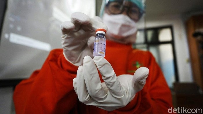 Penyuntikan vaksin Corona Sinovac telah dimulai di Indonesia. Seperti di Puskesmas Cilandak, petugas sudah memulai memberikan vaksin kepada warga.