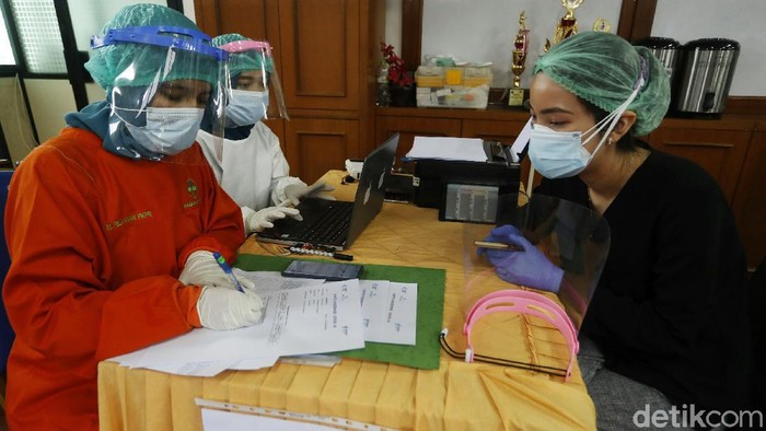 Penyuntikan vaksin Corona Sinovac telah dimulai di Indonesia. Seperti di Puskesmas Cilandak, petugas sudah memulai memberikan vaksin kepada warga.