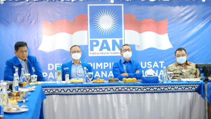 Ketum PAN Zulkifli Hasan didampingi Sekjen PAN Eddy Soeparno, Waketum PAN Viva Yoga Mauladi dan Ketua Fraksi PAN DPR RI saat memimpin rapat harian  secara virtual.