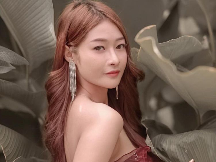 7 Potret Riona Celine, Fotonya Pernah Diedit Telanjang Pria Hidung Belang