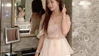 Riona Celine pun memilih berpose dengan konsep cantik dan elegan saja. (Foto: dok. Instagram @rionaceline) 