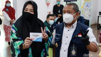 Didampingi Wali Kota Bandung Yana Mulyana, Risa Saraswati menunjukkan kartu vaksinasi COVID-19. 