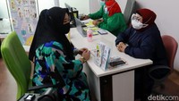 Risa Saraswati mengaku biasa saja usai disuntik vaksin Corona.