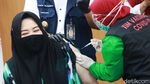Acungan Dua Jari Risa Saraswati Saat Divaksinasi Corona