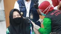 Risa Saraswati menerima suntikan vaksin Sinovac COVID-19 di lokasi yang sama. (Foto: Wisma Putra)  