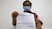Petugas kesehatan akan mendapat kartu vaksinasi COVID-19. Kartu itu berisi identitas dan data vaksinasi.