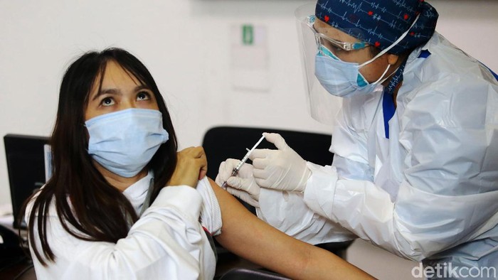 Seorang dokter tengah menyuntikan vaksin COVID-19 di Rumah Sakit swasta daerah Jakarta Selatan, Kamis (14/1/2021). Rumah Sakit swasta ini mulai menyuntikan vaksin covid-19 bagi para Tenaga Kesehatan (Nakes) di sebagian daerah Jakarta Selatan.