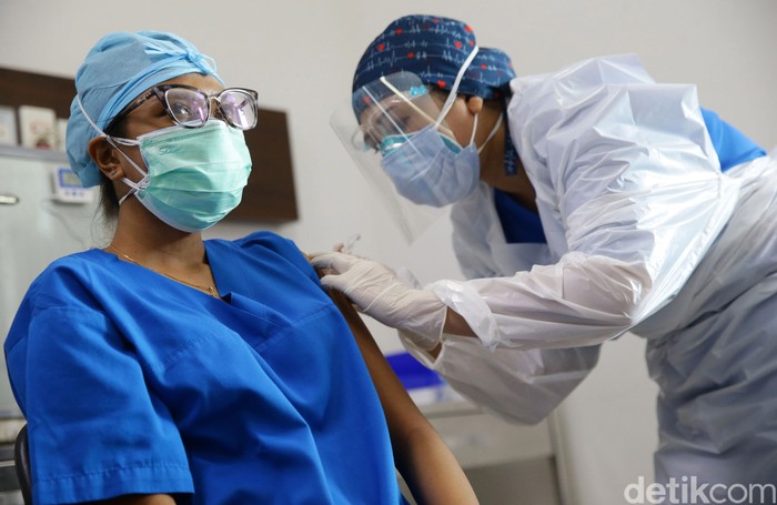 Seorang dokter tengah menyuntikan vaksin COVID-19 di Rumah Sakit swasta daerah Jakarta Selatan, Kamis (14/1/2021). Rumah Sakit swasta ini mulai menyuntikan vaksin covid-19 bagi para Tenaga Kesehatan (Nakes) di sebagian daerah Jakarta Selatan.