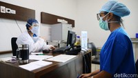 Tim medis mendata petugas kesehatan yang akan divaksinasi.