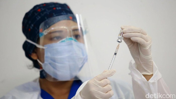 Seorang dokter tengah menyuntikan vaksin COVID-19 di Rumah Sakit swasta daerah Jakarta Selatan, Kamis (14/1/2021). Rumah Sakit swasta ini mulai menyuntikan vaksin covid-19 bagi para Tenaga Kesehatan (Nakes) di sebagian daerah Jakarta Selatan.