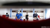 Petugas kesehatan mengantre untuk divaksinasi Corona. Mereka mengantre dengan tetap menerapkan protokol kesehatan seperti memakai masker dan jaga jarak.