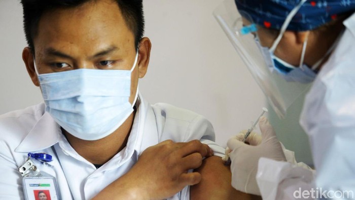 RS Ini Mulai Berikan Vaksinasi ke Nakes Seorang dokter tengah menyuntikan vaksin COVID-19 di Rumah Sakit swasta daerah Jakarta Selatan, Kamis (14/1/2021). Rumah Sakit swasta ini mulai menyuntikan vaksin covid-19 bagi para Tenaga Kesehatan (Nakes) di sebagian daerah Jakarta Selatan.