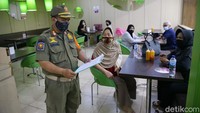 Aturan jaga jarak hingga wajib masker terus digaungkan kepada masyarakat.