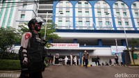 Penjagaan dilakukan gerbang masuk RS Yarsi.