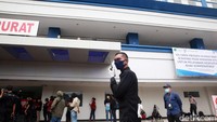 Petugas keamanan rumah sakit juga melakukan penjagaan. Sementara suasana di depan IGD tampak ramai oleh awak media yang sedang melakukan peliputan.