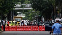 Jalur lambat di depan rumah sakit ditutup dan dialihkan ke jalur cepat. 