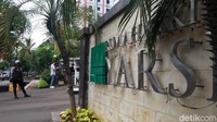 Polisi berjaga di RS Yarsi, Cempaka Putih, Jakarta, Kamis (14/1/2021).