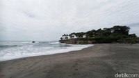 Kawasan pantai Batu Hiu menyuguhkan potensi wisata yang tak kalah menarik. Banyak pengunjung yang berpendapat jika Batu Hiu adalah Tanah Lot-nya Jawa Barat. 