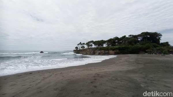 Kawasan pantai Batu Hiu menyuguhkan potensi wisata yang tak kalah menarik. Banyak pengunjung yang berpendapat jika Batu Hiu adalah Tanah Lot-nya Jawa Barat. Kawasan pantai Batu Hiu menyuguhkan potensi wisata yang tak kalah menarik. Banyak pengunjung yang berpendapat jika Batu Hiu adalah Tanah Lot-nya Jawa Barat.