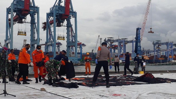 Tim SAR gabungan menyerahkan 36 kantong isi bagian tubuh dan 1 kantong berisi serpihan pesawat.