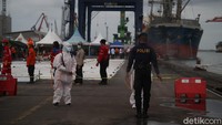 Petugas disinfeksi berpakaian lengkap mulai menyemprot satu per satu petugas.