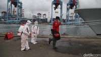 Disinfeksi dilakukan menyeluruh dari ujung kepala hingga kaki.