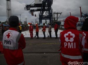 Cegah Terinfeksi Virus, Tim SARS Sriwijaya Air Disemprot Disinfektan