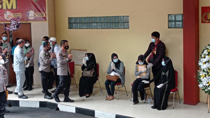 Suasana serah terima jenazah penumpang pesawat Sriwijaya Air SJ182, Okky Bisma di RS Polri