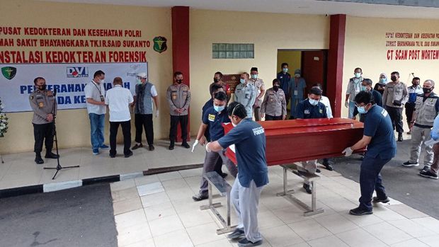 Suasana serah terima jenazah penumpang pesawat Sriwijaya Air SJ182, Okky Bisma di RS Polri